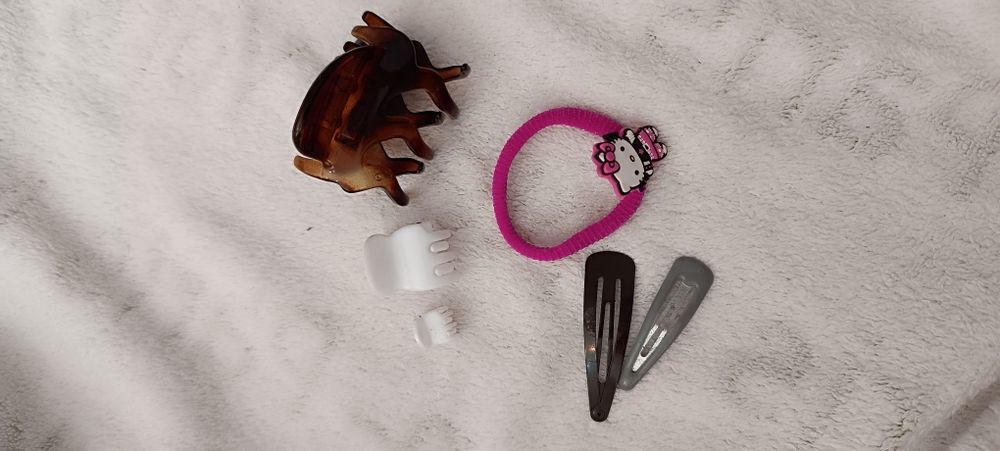 Vários acessórios de cabelo usados