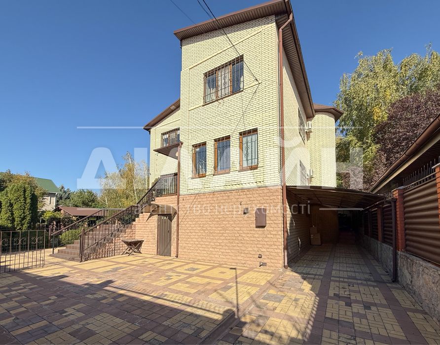 Гарний будинок на Правому 350 м2 , 16 сот