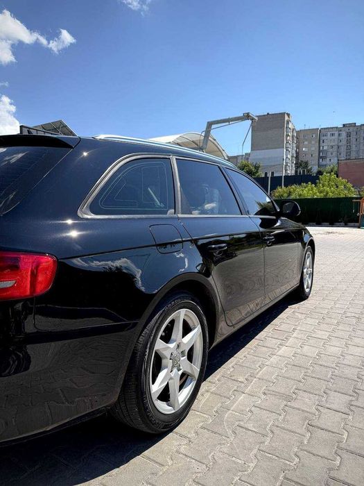 Автомобіль Audi A4 B8