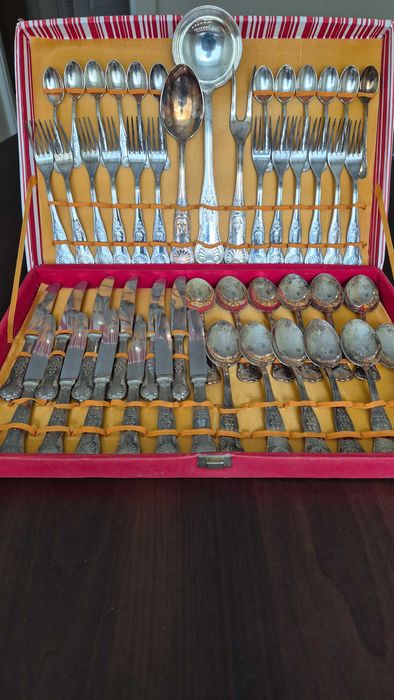 Komplet posrebrzanych sztućców na 12 osób.