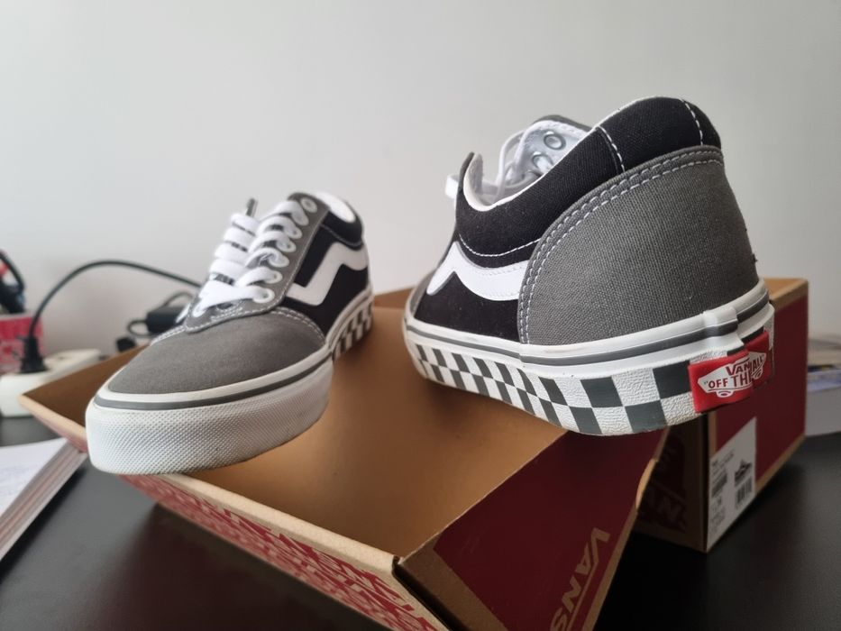 Ténis Vans cinzento e preto