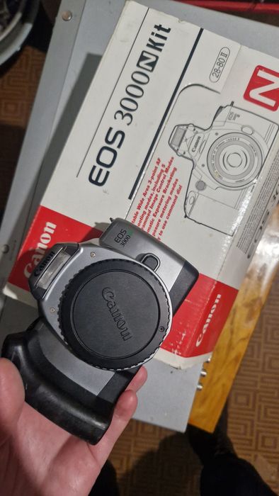 Продам фотоапарт плівковий Canon eos 3000 n kit