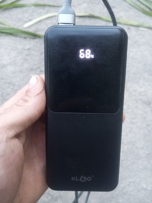 портативний зовнішній акумулятор (power bank).