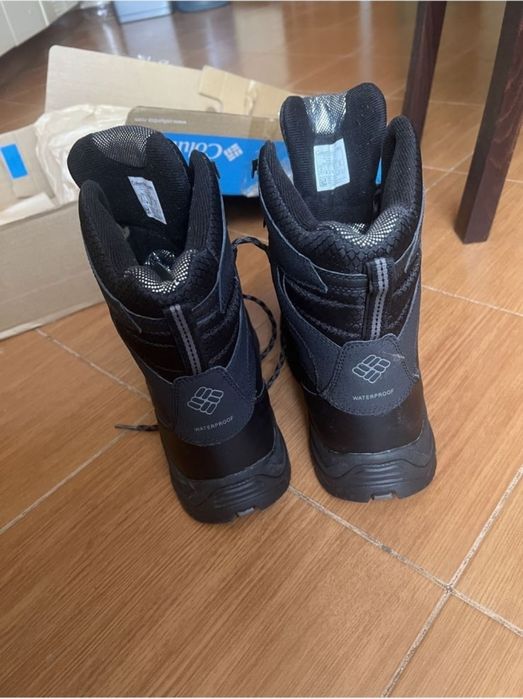 Нові зимові водонепронекні ботінкі  КОЛАМБІЯ ,43 розмір, і 28 см по ус