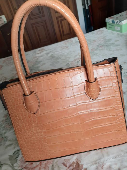 Carteira com pega de mão e alsa a tiracolo de cor salmão