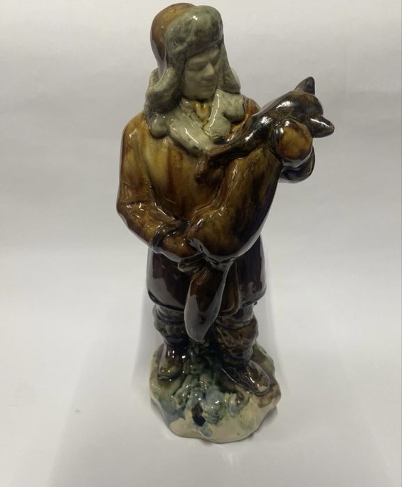 Статуэтка Охотник с лисой Гжель