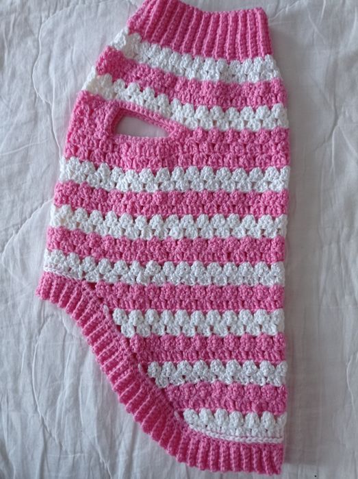 Одяг для собак, котів. В'язані шапки светри,  комбенізон, жилет.