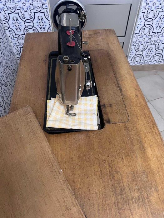 Máquina de Costura Antiga Oliva CL 45 com Móvel