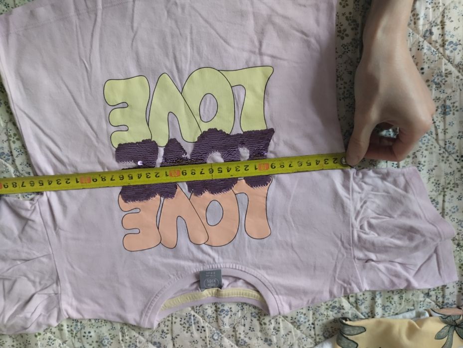 Bawełniany t-shirt dziewczęcy z cekinami 110/116
