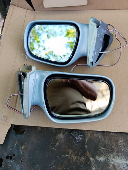 два дзеркала в хорошому стані праве і ліве з поворотніками.