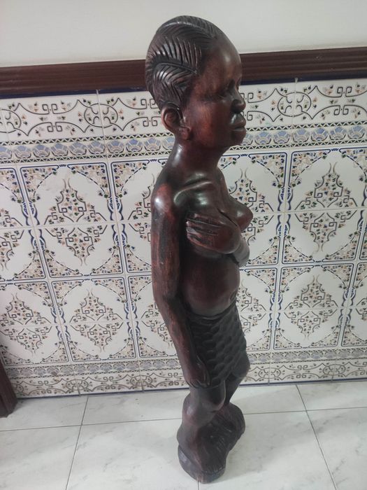 Escultura de madeira artesanal