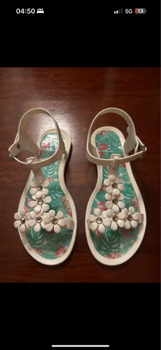 Sandálias brancas criancas