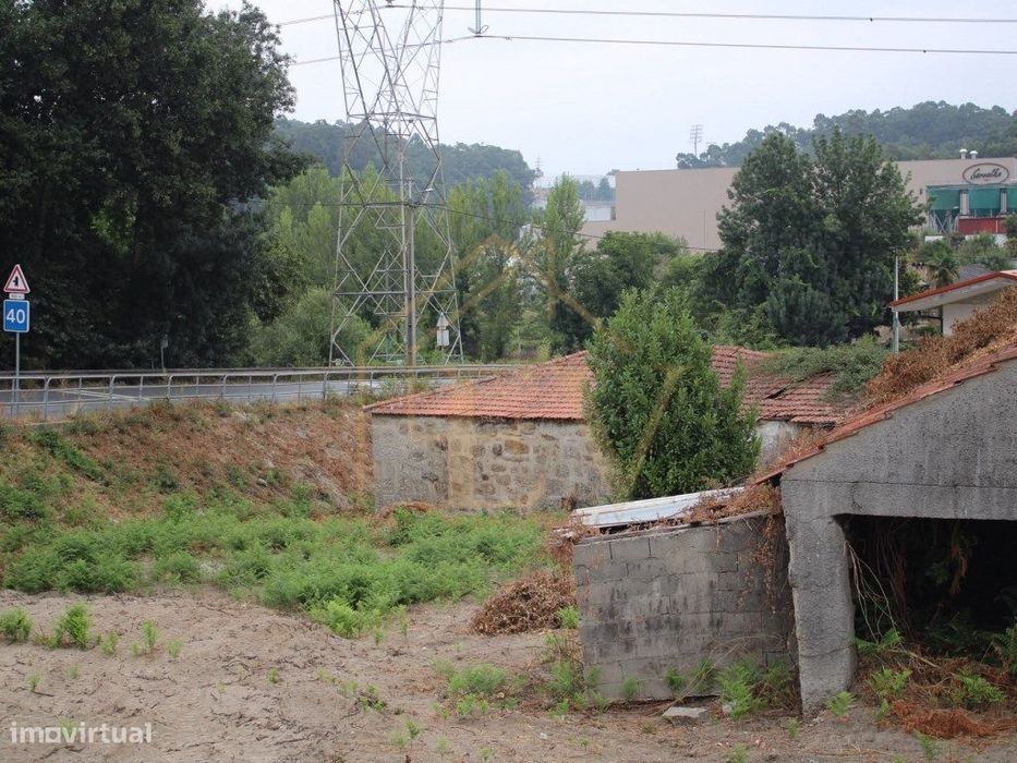 Moradia T4 para Restauro Total em Lordelo, Guimarães