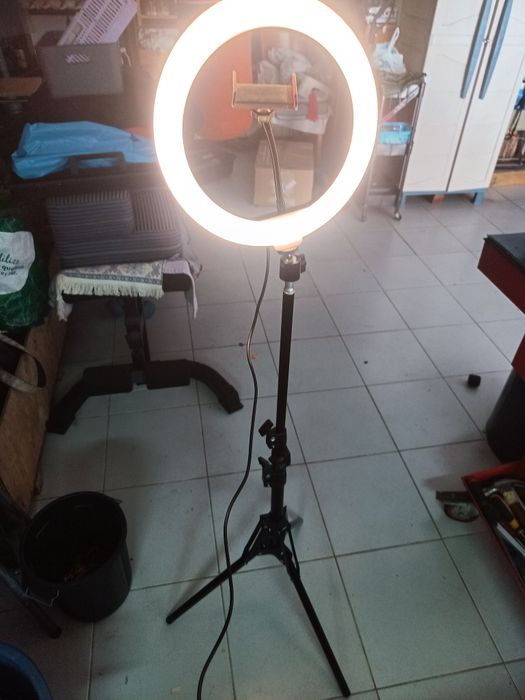 Aro de luz com varias cores com tripé