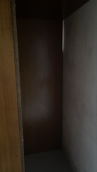 Cama madeira maciça com guarda fato embutido por baixo.