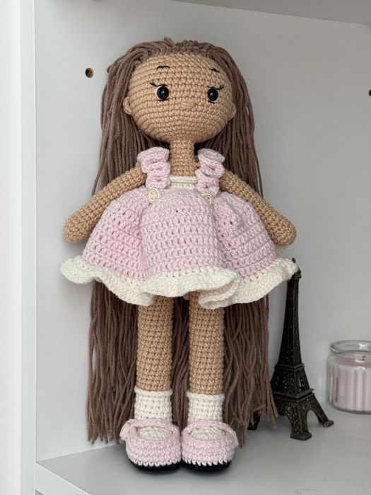 Ręcznie robiona lalka szydełkowa