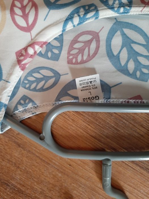 Letnia bluzeczka z rozporkami na bokach.