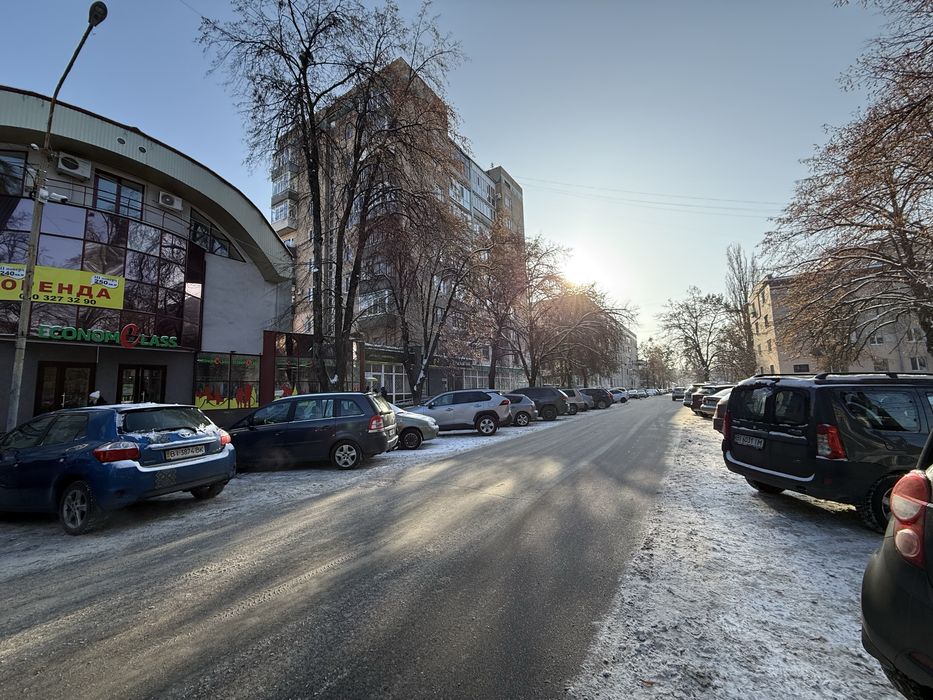 Центр міста. 2 поверх. 82м2. Частковий ремонт. Цегляний будинок