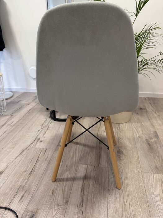 Szare krzesło zamszowe