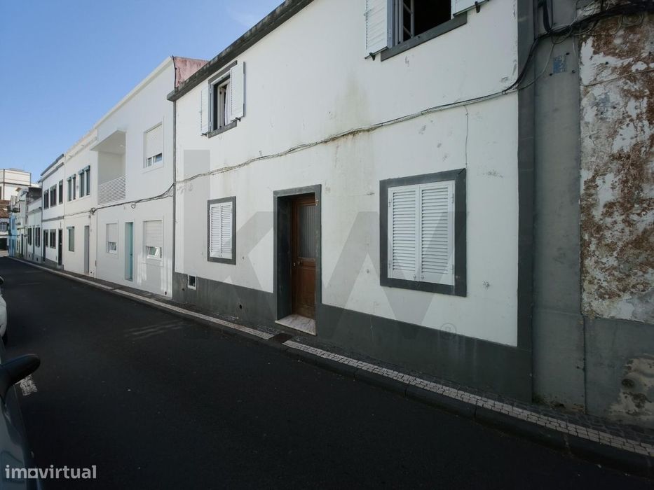 Moradia T4 em São Pedro, Ponta Delgada – Conforto, Centralidade e Pote