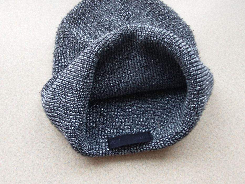 Efektowna czapka damska ze srebrną nitką Sinsay