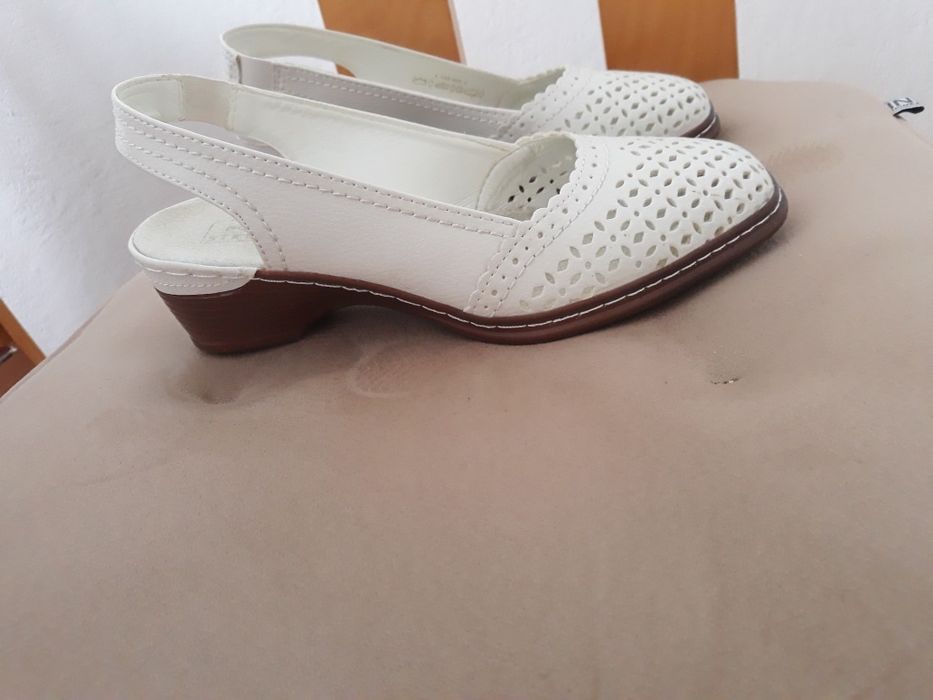 Buty białe na pasek