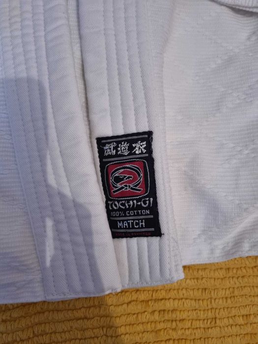 2 Casacos de Artes Marciais em bom estado valor cada