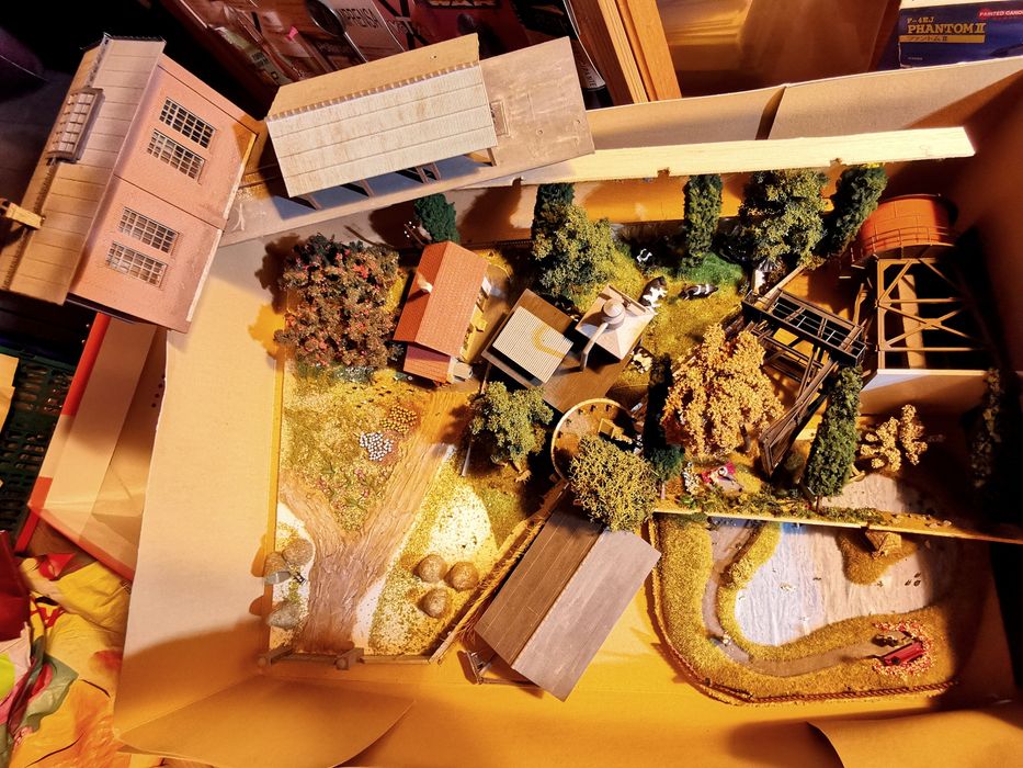 Modelismo ferroviário HO na caixa