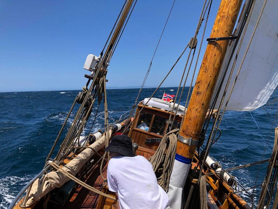 Iate à vela clássica de madeira, com 2 jogos completos de velas e motor interno Perkins.