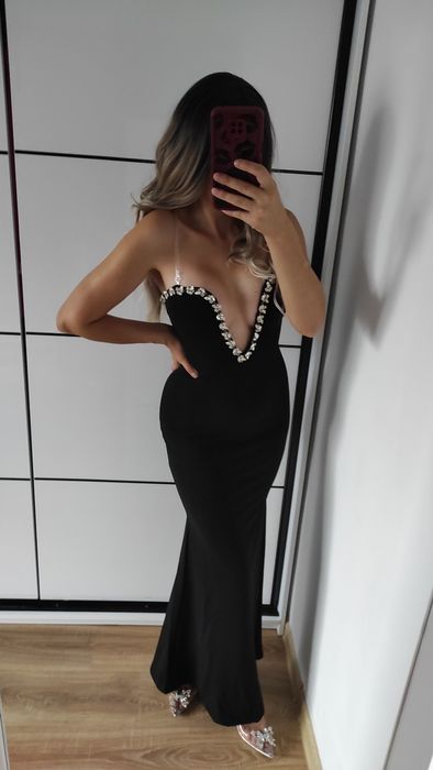 Wieczorowa sukienka z ozdobną górą