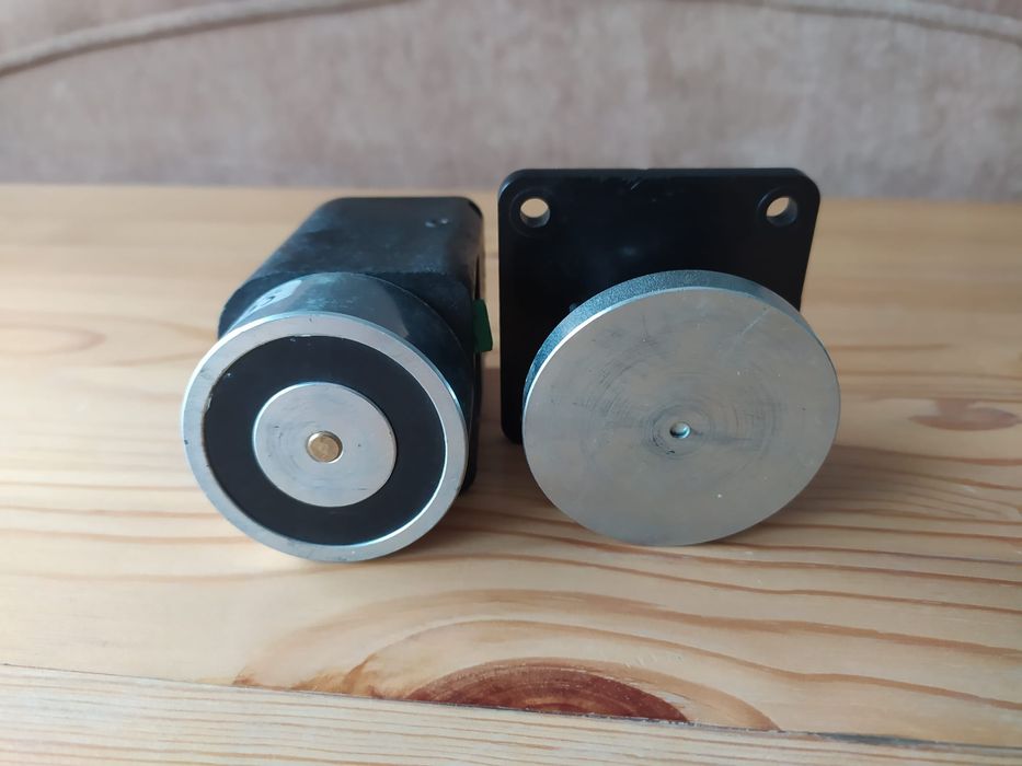 Elektrotrzymacz drzwiowy podłogowy ELFRI chwytak elektromagnetyczny