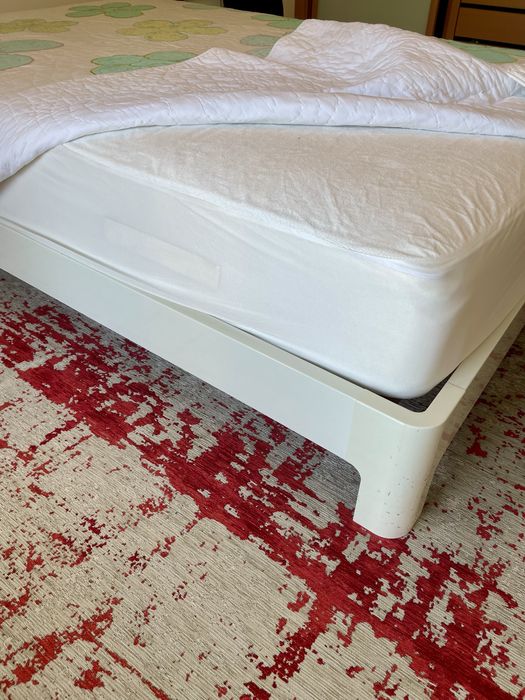 Quarto de casal - cama (estrado e colchao), mesas de cabeceira, comoda