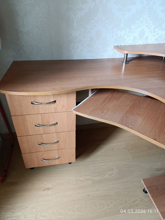 Компьютерный стол,угловой. Идеальное состояние
