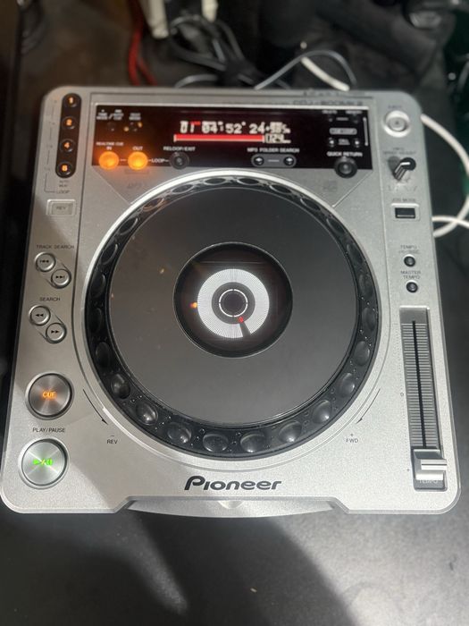 gotowe do grania stanowisko DJ oparte na sprzęcie Pioneer