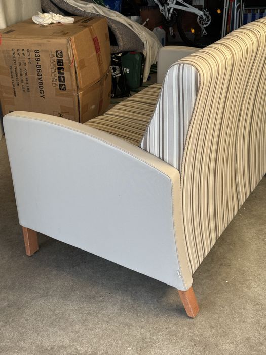 Sofá de 2 lugares, em couro sintético, quase nunca utilizado!