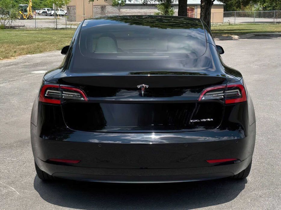 Tesla Model 3 Long Range      2022
