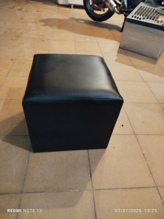 11 Banquinhos/ Puffs Pretos
