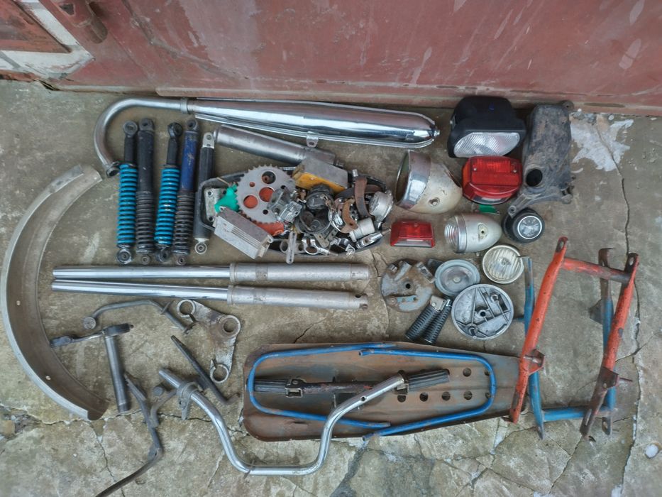 Залишки мопедів часів СРСР.