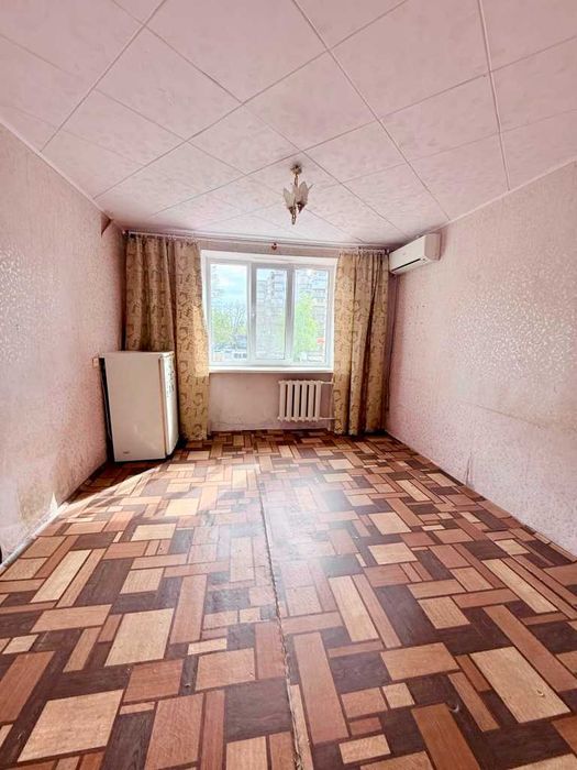 Продається затишна кімната в комунальній квартирі, на другому поверсі !