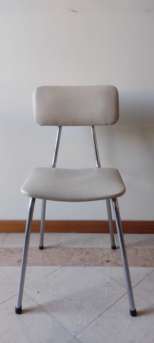 Cadeira em metal e esponja