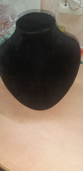 Бюст та підставка для біжутеріїї