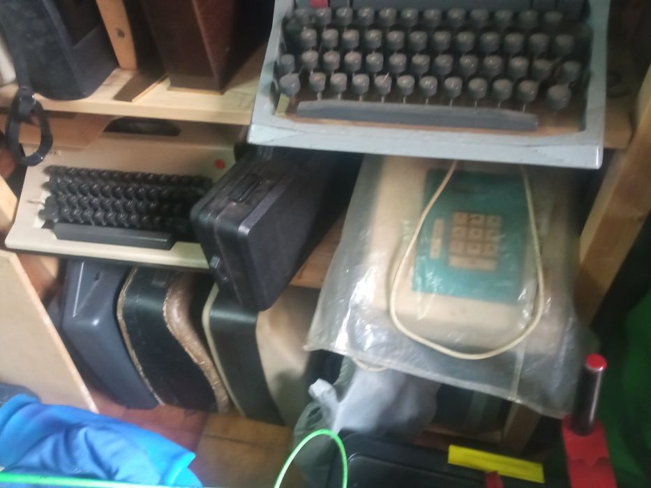 Balanças e máquinas de escrever.