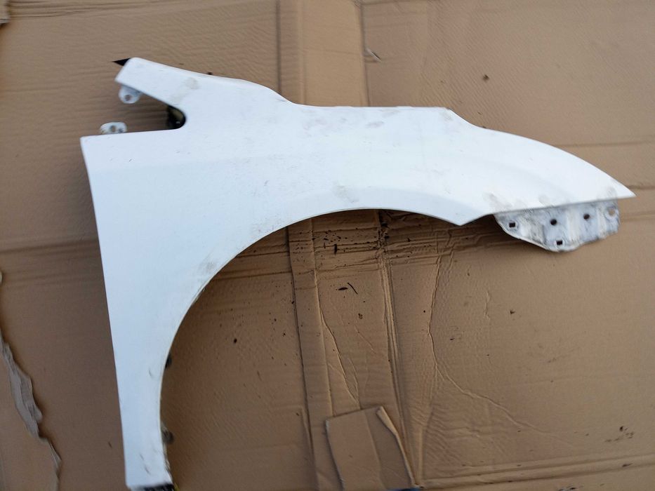 Toyota avensis t27 09-15 błotnik prawy przód kolor 040 biały