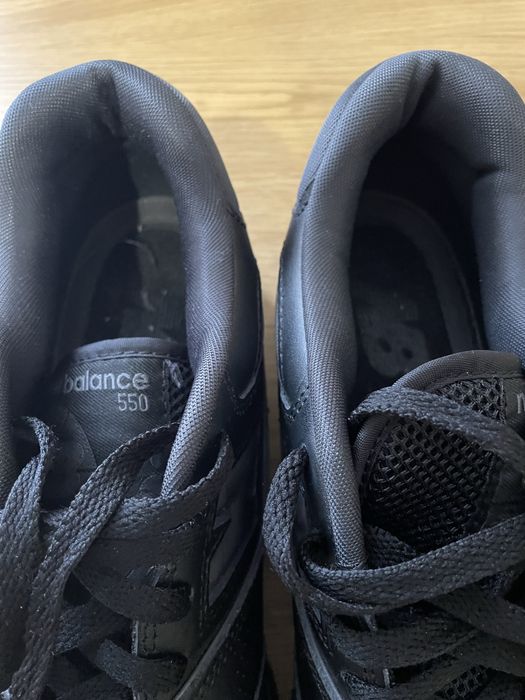 повністю чорні шкіряні кросівки New Balance 550