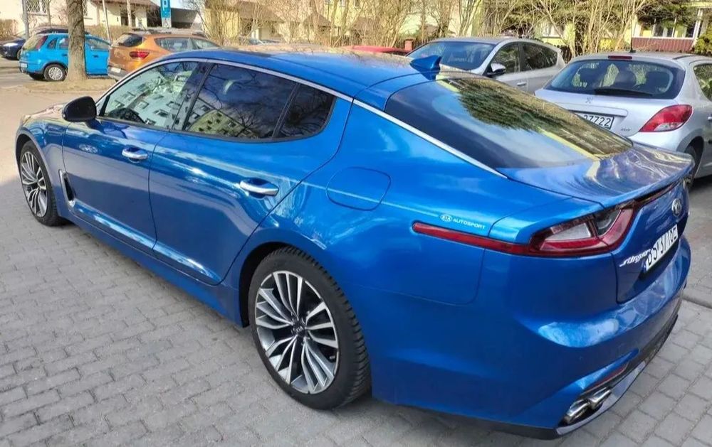 Kia Stinger Kia Stinger 2018 rok 2.0  AWD w pięknym niebieskim kolorze