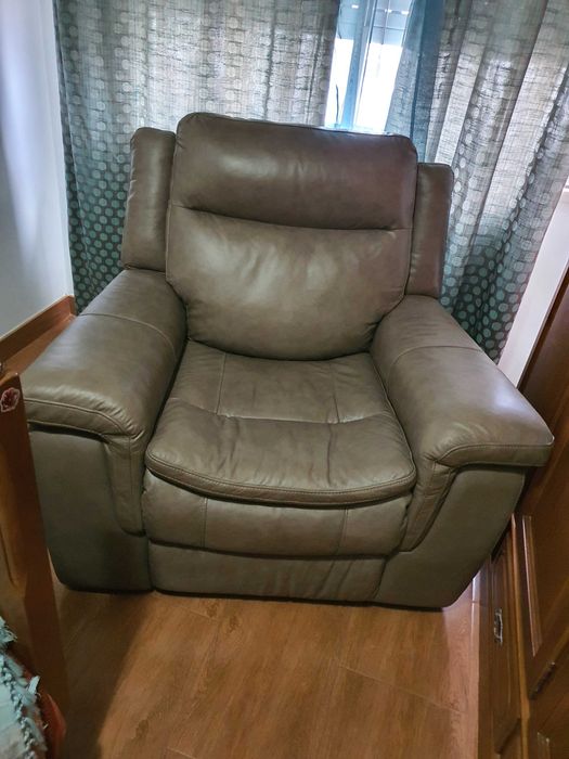 Vendo poltrona em pele-mecânica