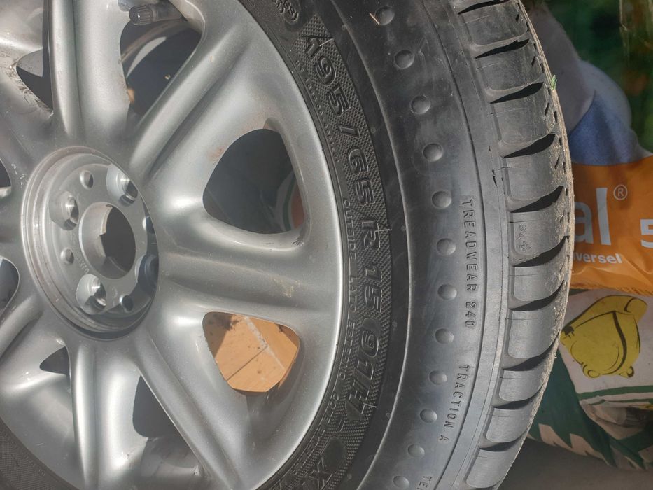Pneu com Jante 195/ 65R 15 e discos de travão.