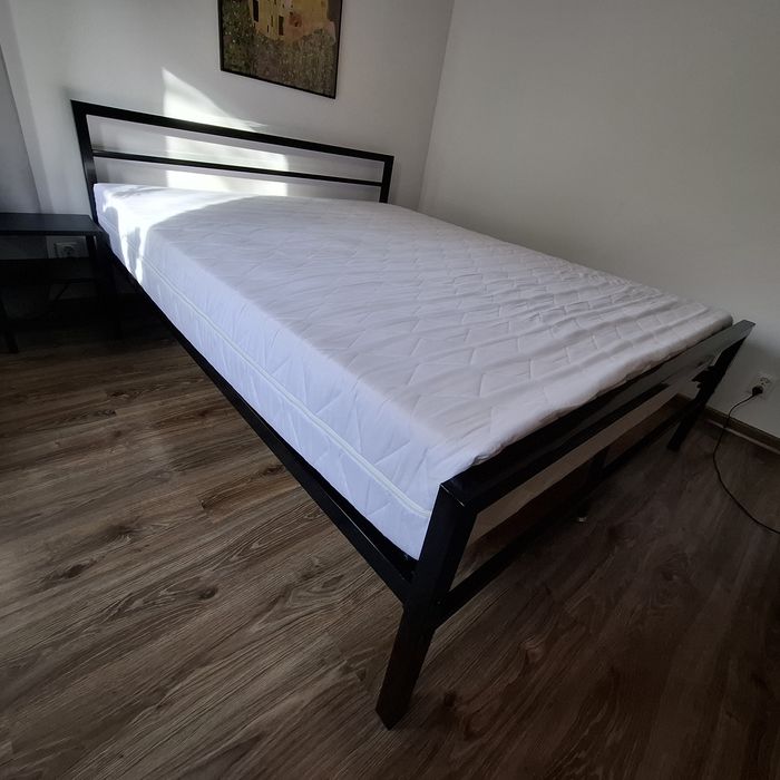 Łóżko metalowe ze stelażem
