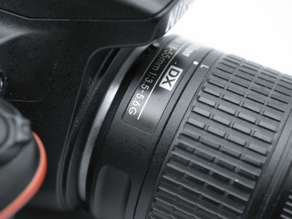 Câmara fotográfica Nikon D5600 + 18-55mm VR – Excelente estado