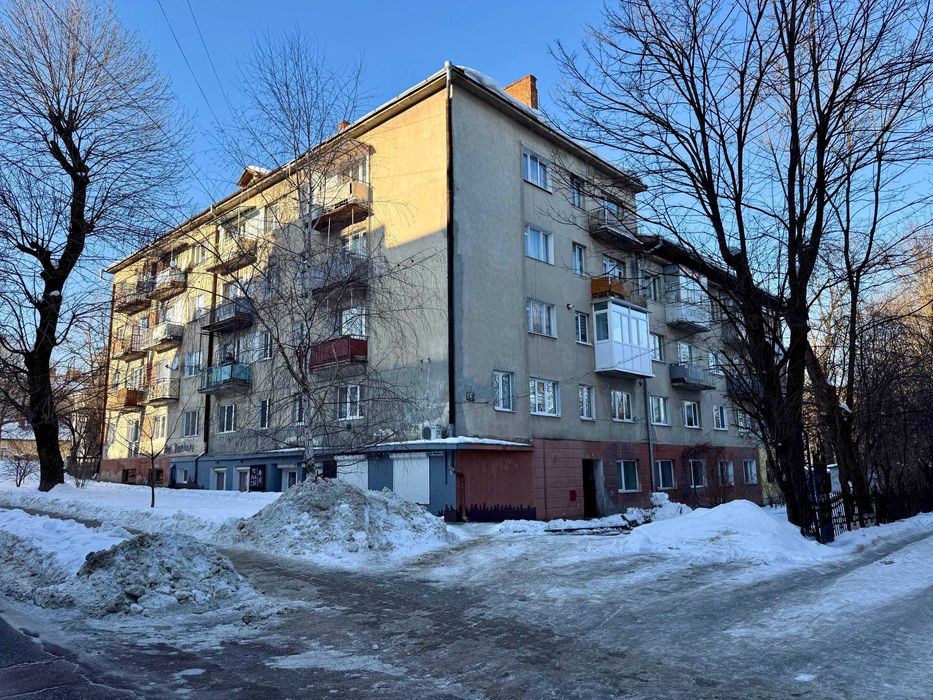 3 кімнатна з гаражем у центрі